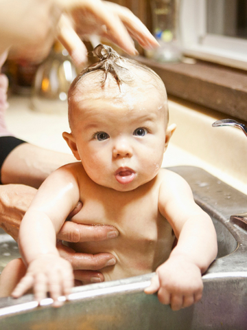 Can I Bath my Baby in the Sink?_Cuddledry.com