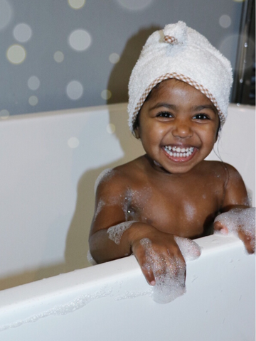 teaching baby to wash at bathtime 