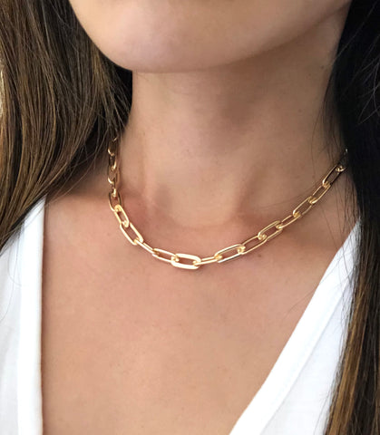 Woman wearing paperclip chain necklace