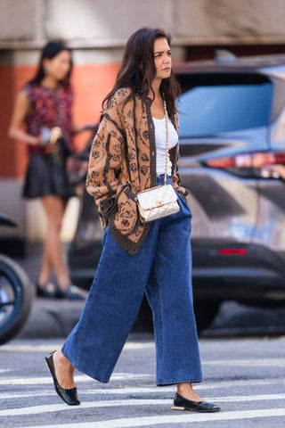 Ballet flats aren't just for skirts or dresses. Pair yours with your favourite jeans, à la Katie Holmes.