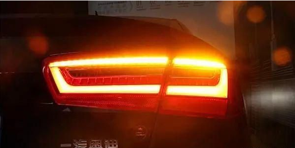 What is more annoying than the headlights at night ，it is the taillights of these cars....