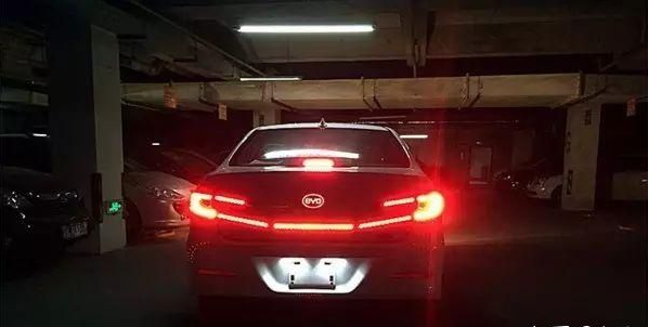 What is more annoying than the headlights at night ，it is the taillights of these cars....