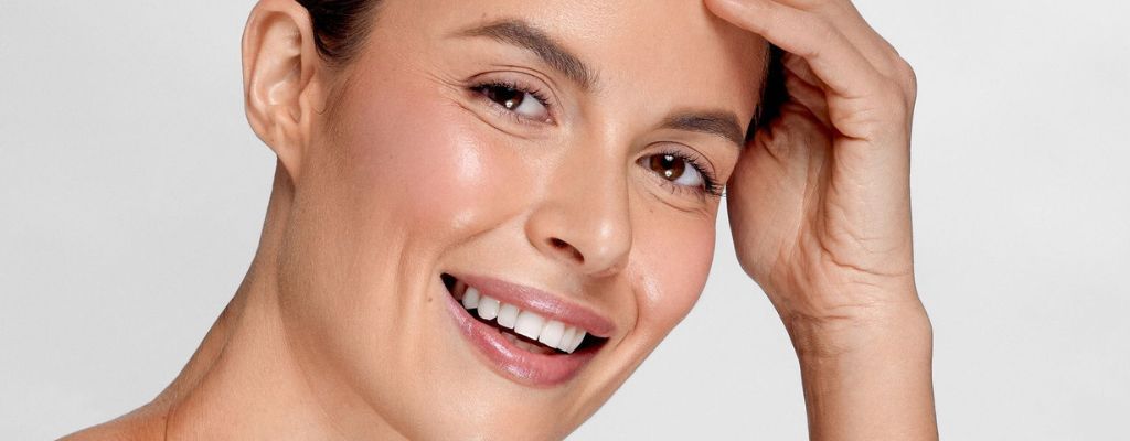 Smiling woman with good skin texture after using the NIRA laser