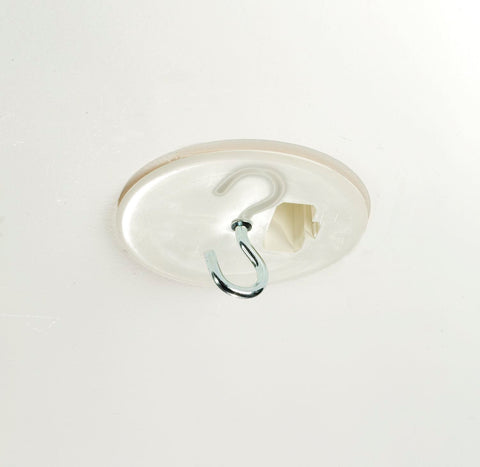 Comment fixer un lustre au plafond avec ou sans crochet ?