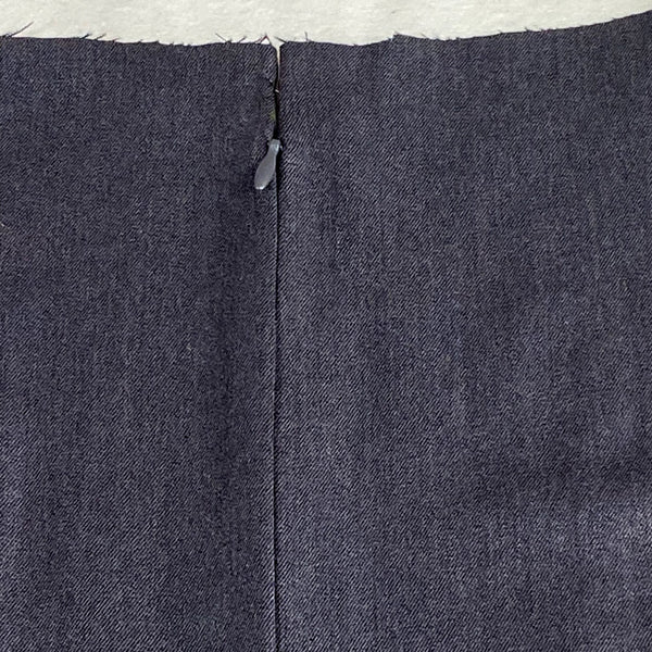 Comment monter une fermeture éclair invisible sur une jupe droite