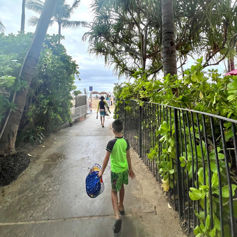 Kids walking on a path towards Waikiki Beach