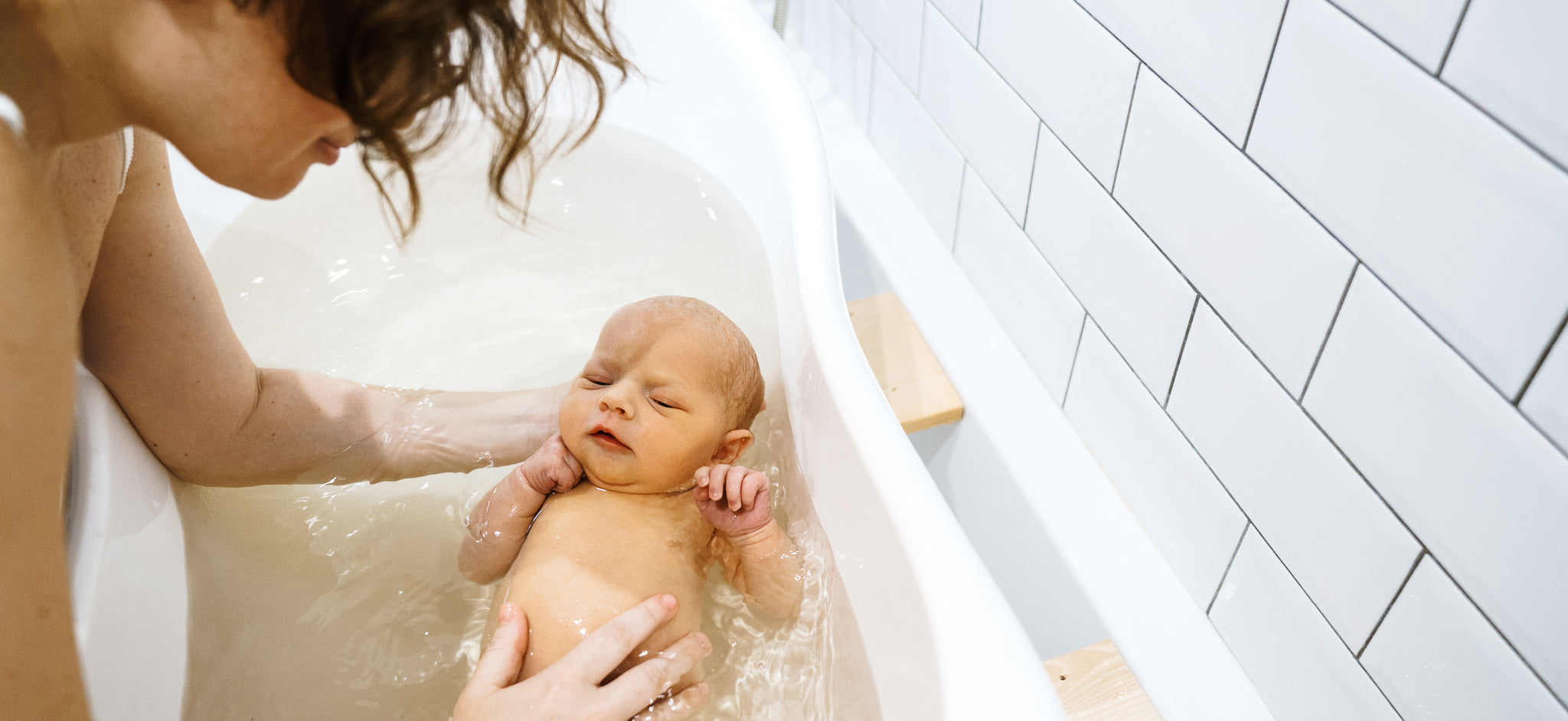Купание малыша с мамой в ванне. Мама купает ребенка в ванной. Дети моются в ванной. Мать в ванне. Купание мамы с малышом в ванной.