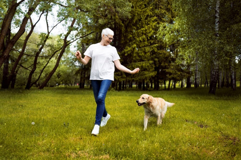 elderly-person-spendng-tim-with-their-pets