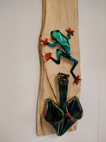 Tree frog sculpture 