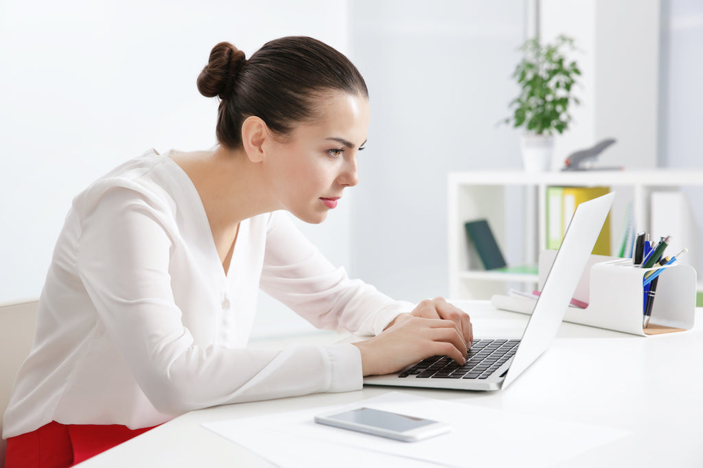 woman-with-bad-posture-on-laptop