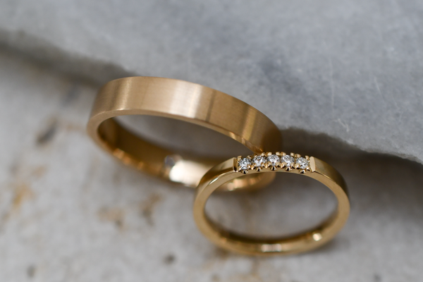 Brad and Amada's ecofriendly and sustainable gold wedding bands with lab grown diamonds