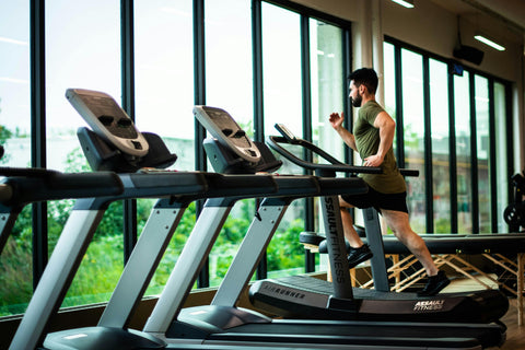 Man running on a treadmill (Cordyceps Mushroom) - Antioxi