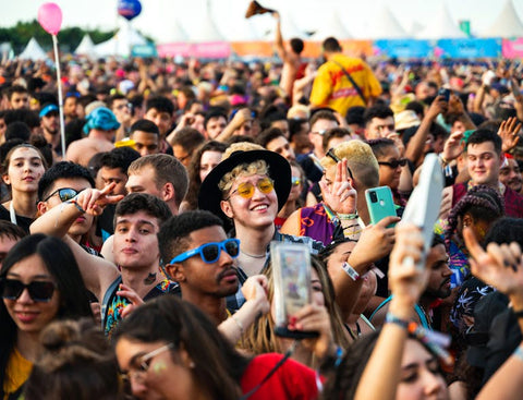 fans attending an event after receiving automated tour updates