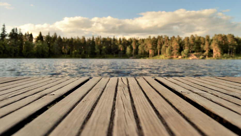 Pros and Cons of 5 Different Types of Lake Docks docked floor