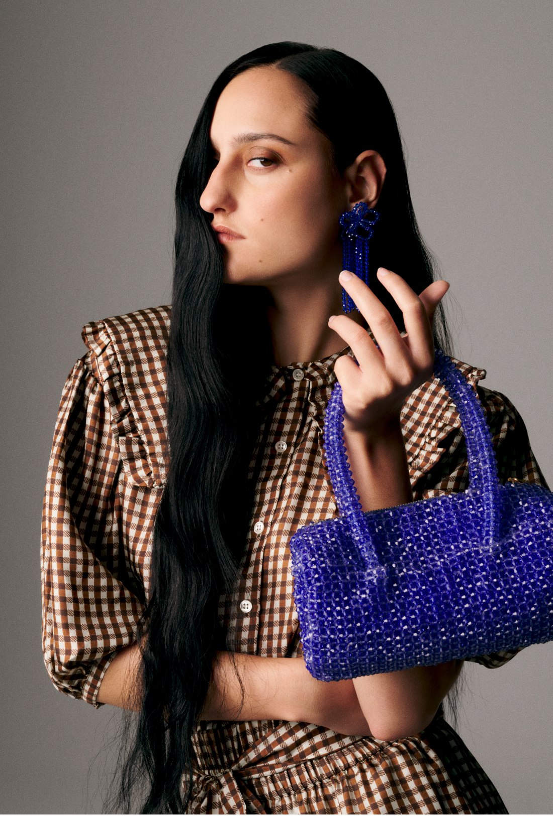 This Shrimps blue beaded bag is Hand-beaded by artisans in India. The Gus Bag is made from intricate geometric glass beads. Features two top handles and a zip closure. Also available in Mocha beads.