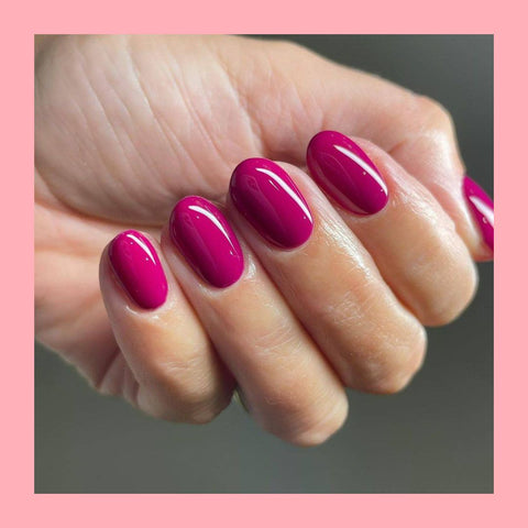 color magenta pantone manicura uñas