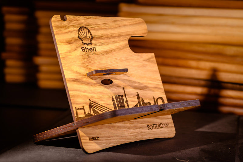 Houten desk organizer met skyline en logo