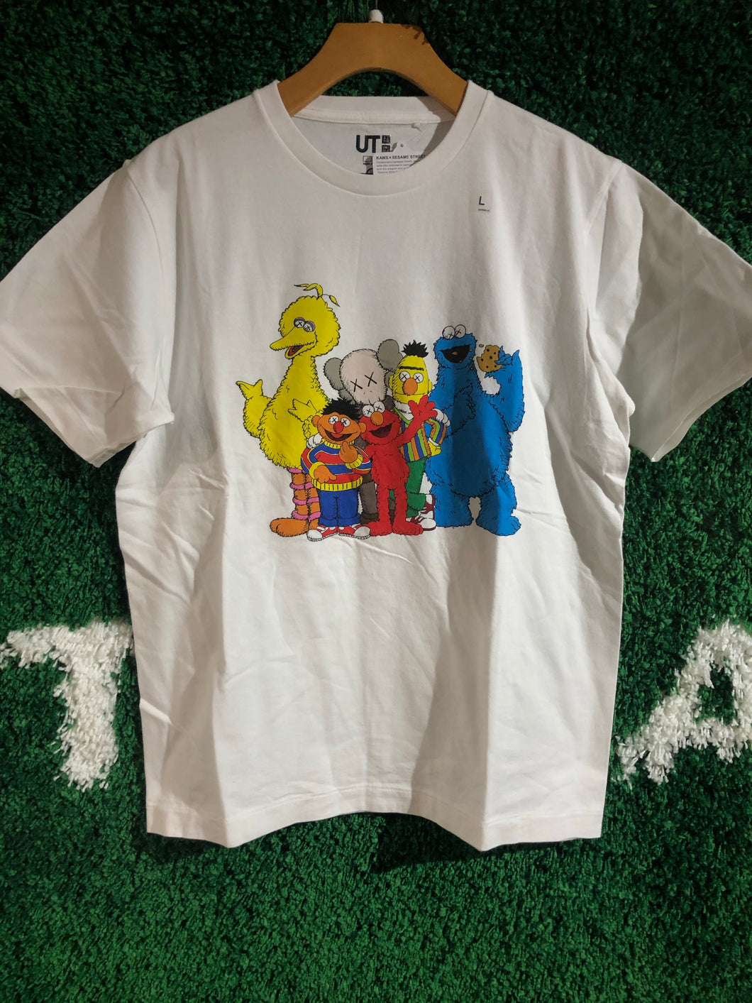 KAWS X Uniqlo Sesame Street Group Tee Black Graphic TShirt Size XS  Unisex  eBay