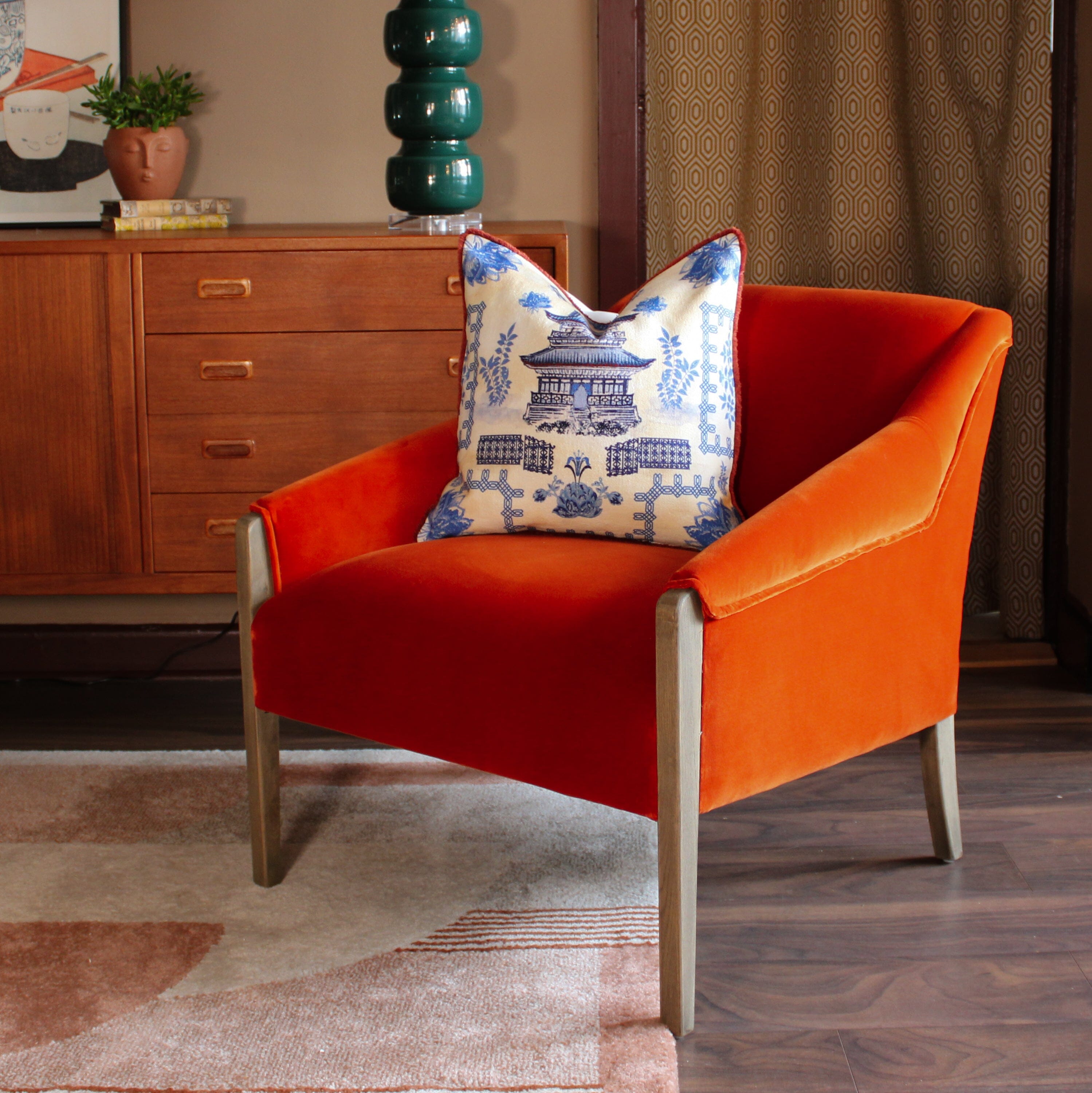 Sessel aus orangefarbenem Samt und geräucherten Beinen | Shop für Wohnaccessoires und Wohnaccessoires | Irish Home Shop | Oriana B