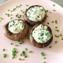 CHAMPIÑONES RELLENOS CON CREMA ACIDA NUECES Y CIBOULETTE