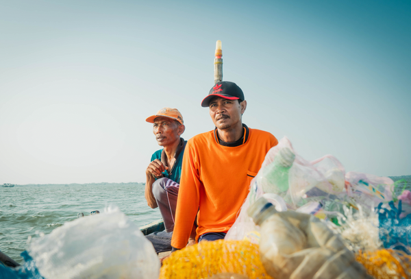 CleanHub workers cleaning up the ocean