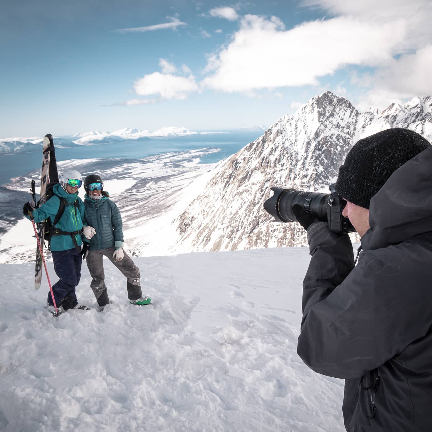 Fotógrafo tomando una foto de personas en la nieve