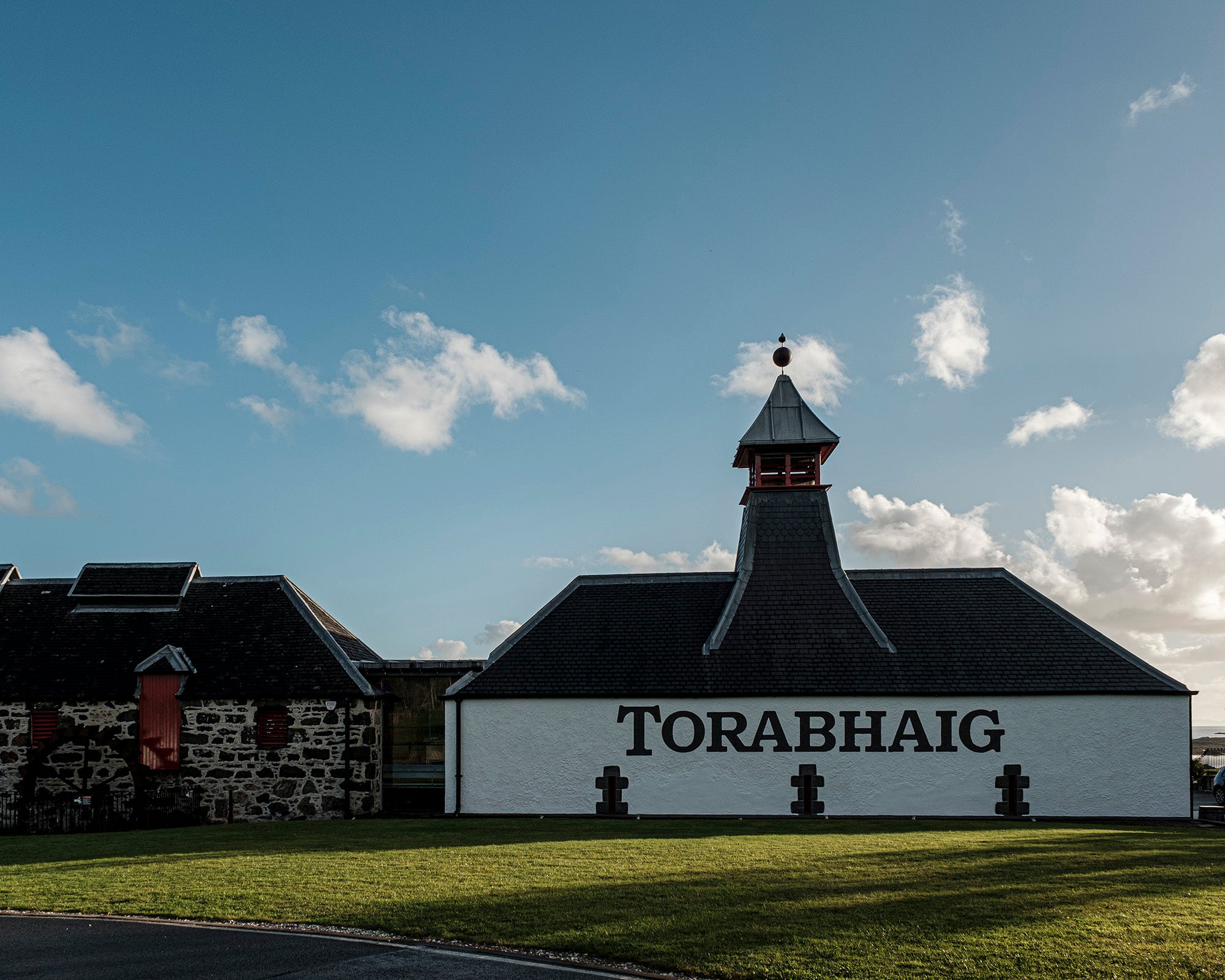 Distillería de Torabhaig de Joshua Miravalles para guantes de fotografía Vallerret