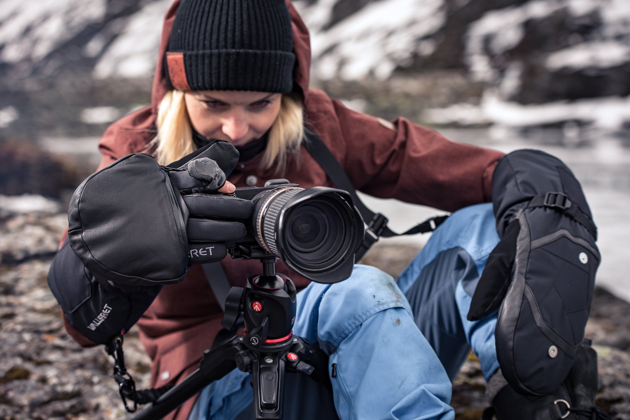 Frauen, die warme Handschuhe für Winterfotografie tragen