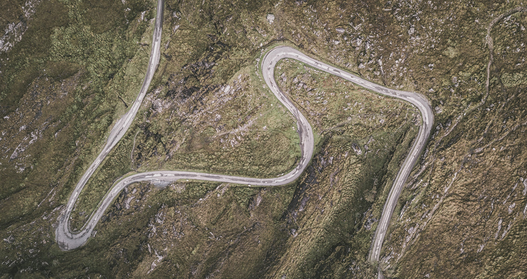 Immagine drone di una strada tortuosa