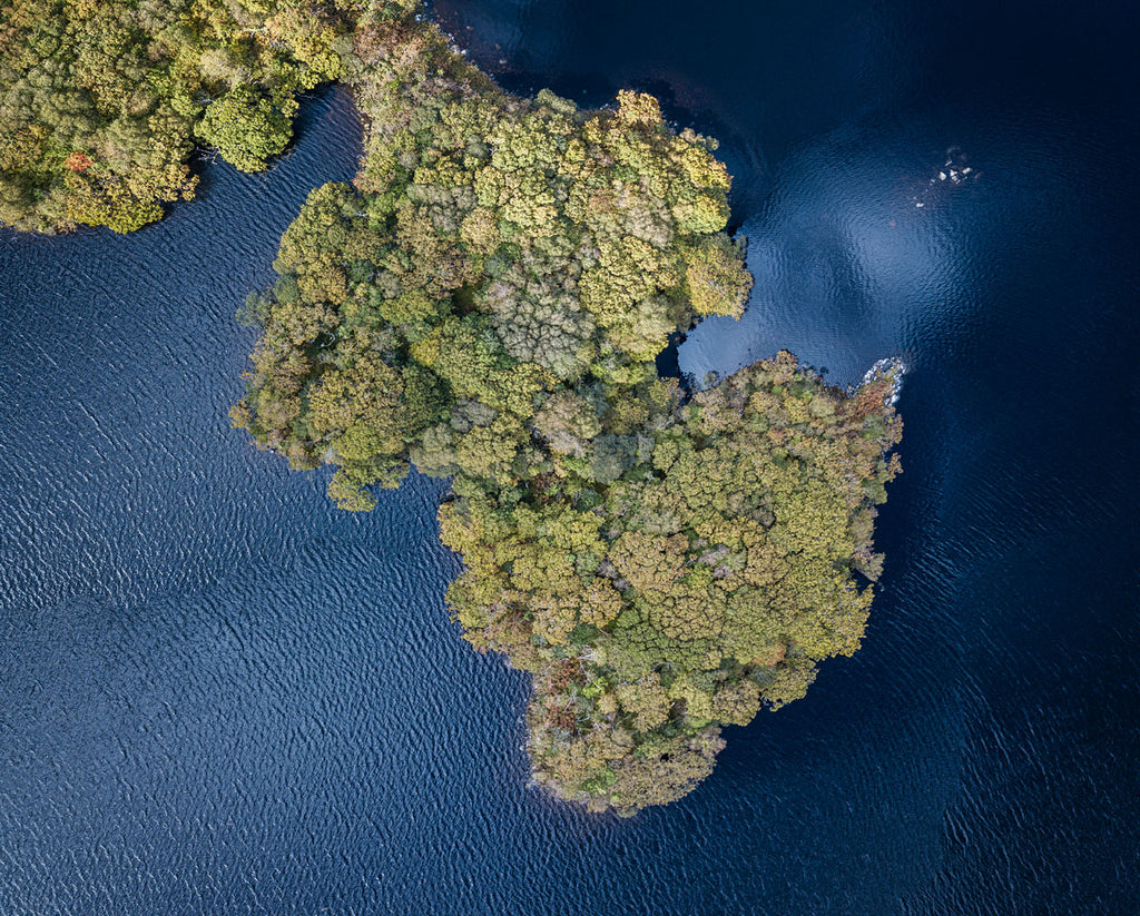 Drohnenbild von Wasser und Land von oben
