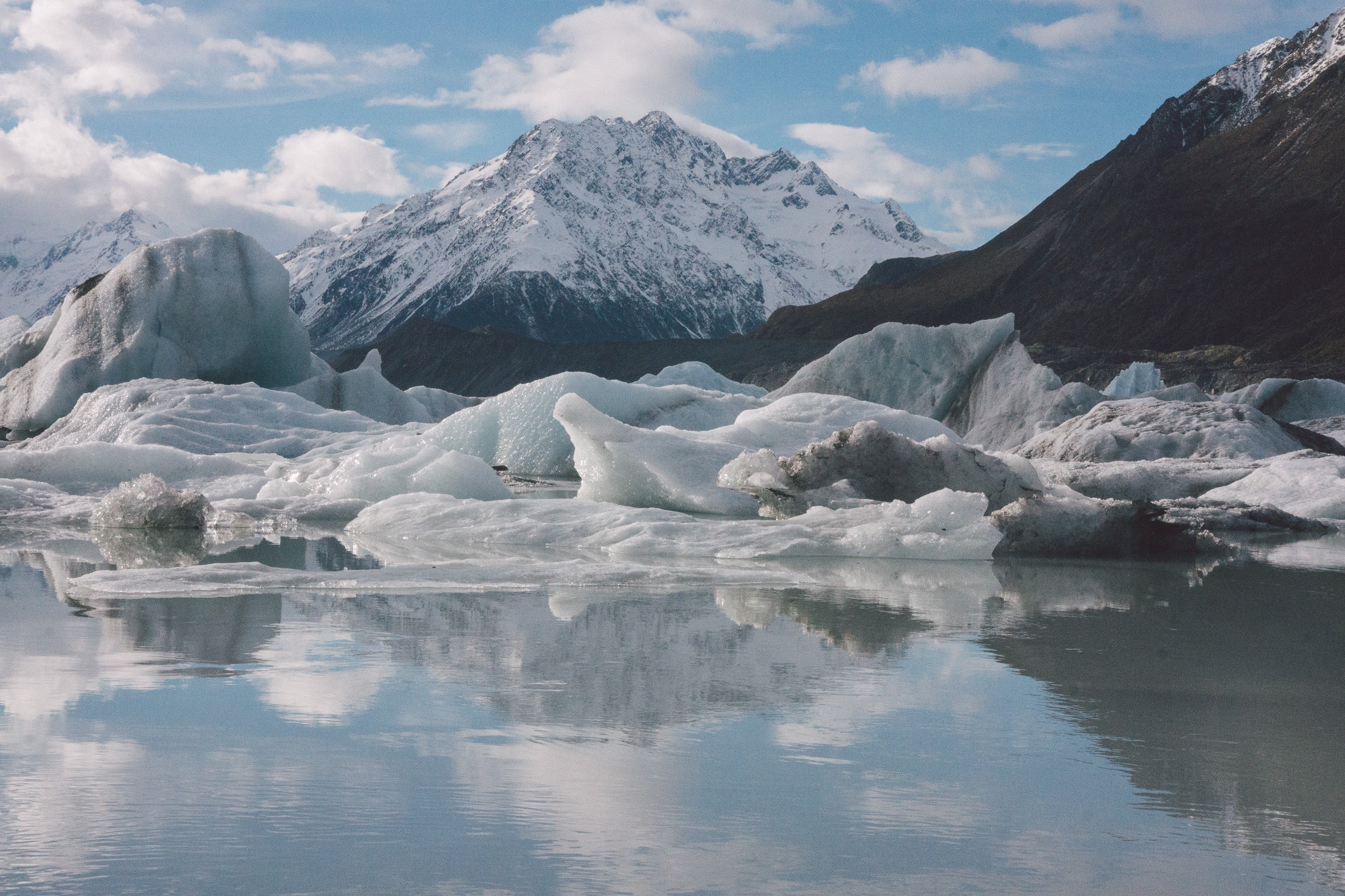 Mountain de neige reflété dans le lac glaciaire