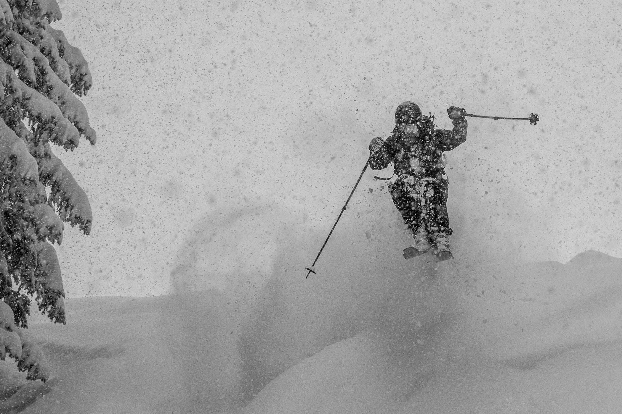 Tormenta de nieve de montaña en blanco y negro