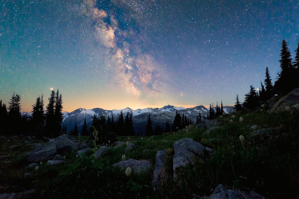 Fotografia notturna stellata in montagne innevate