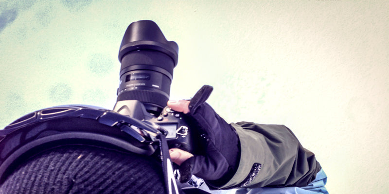 Fotograf, die Fotografiehandschuhe tragen