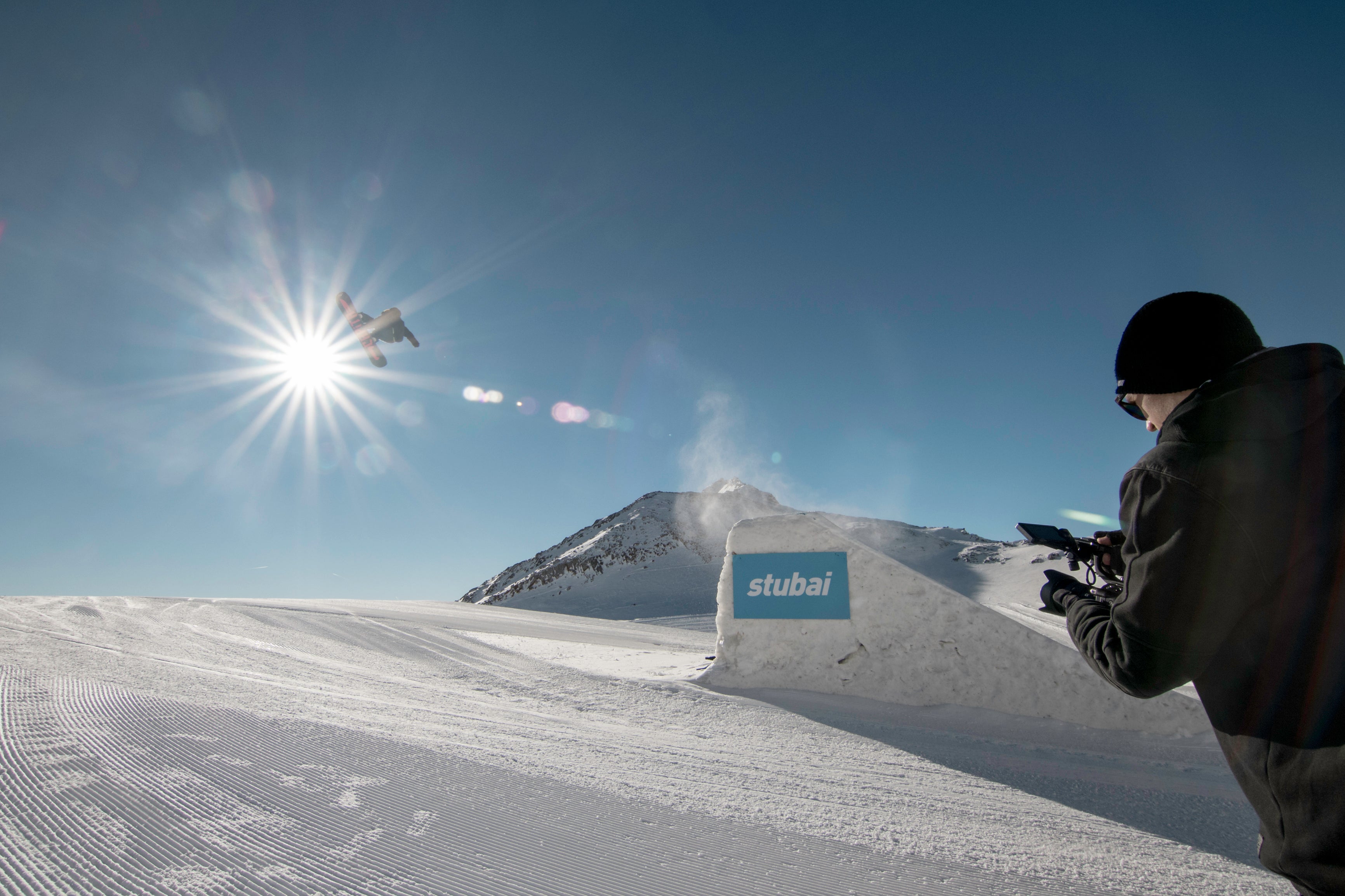 Snowboarder frappe un saut