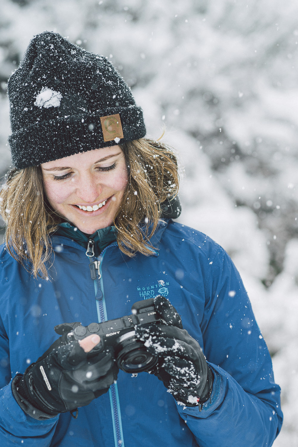 Donna con una macchina fotografica sulla neve