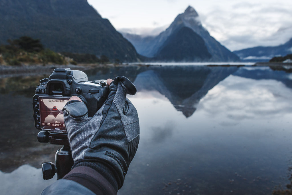 Person, die ein Foto in Milford Sound macht