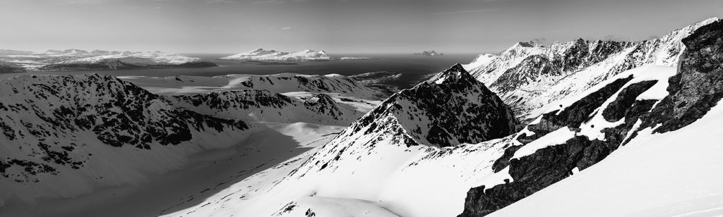 Imagen panorámica de montañas en blanco y negro