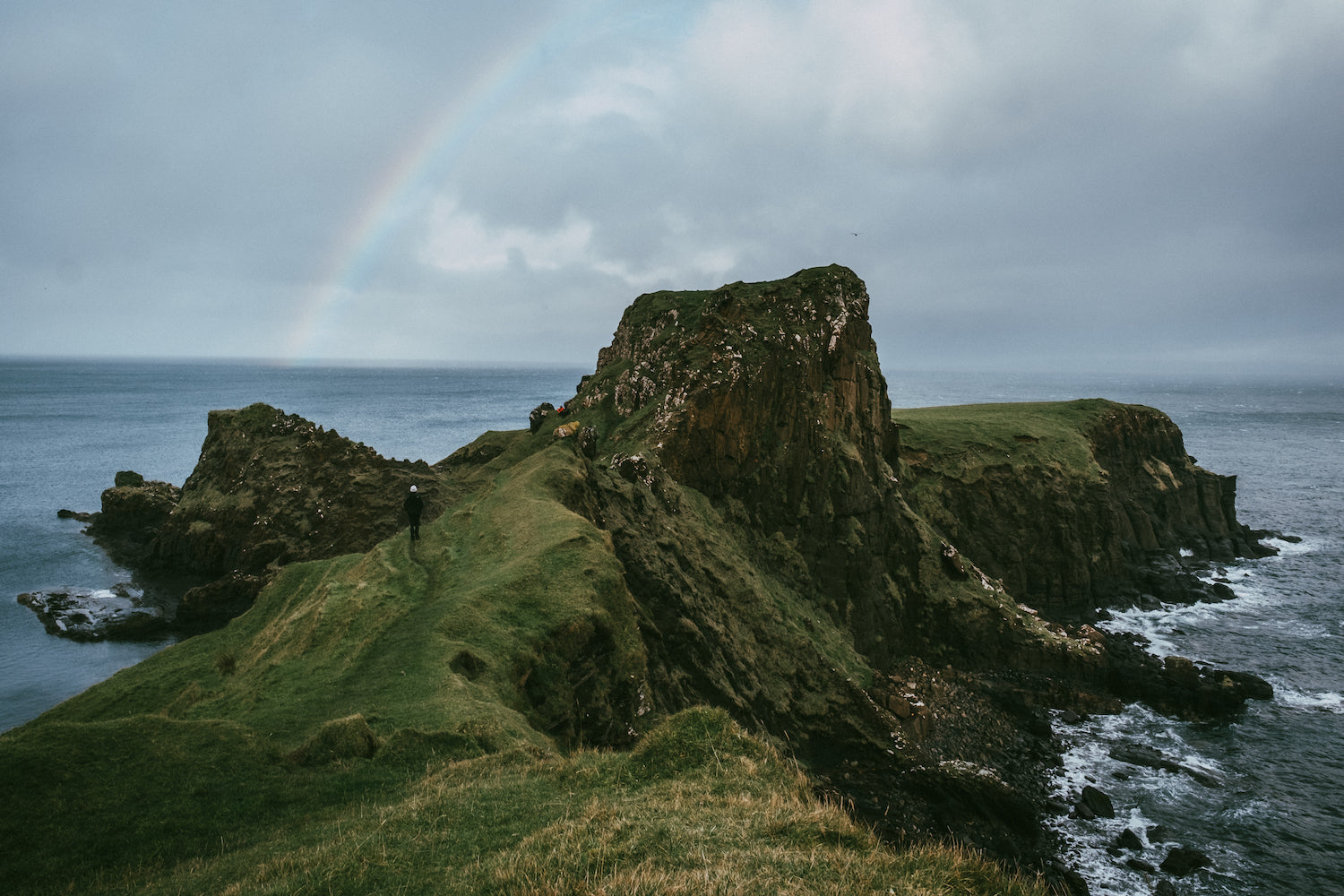 Arc-en-ciel de la mer à l'île de Sky, en Écosse 