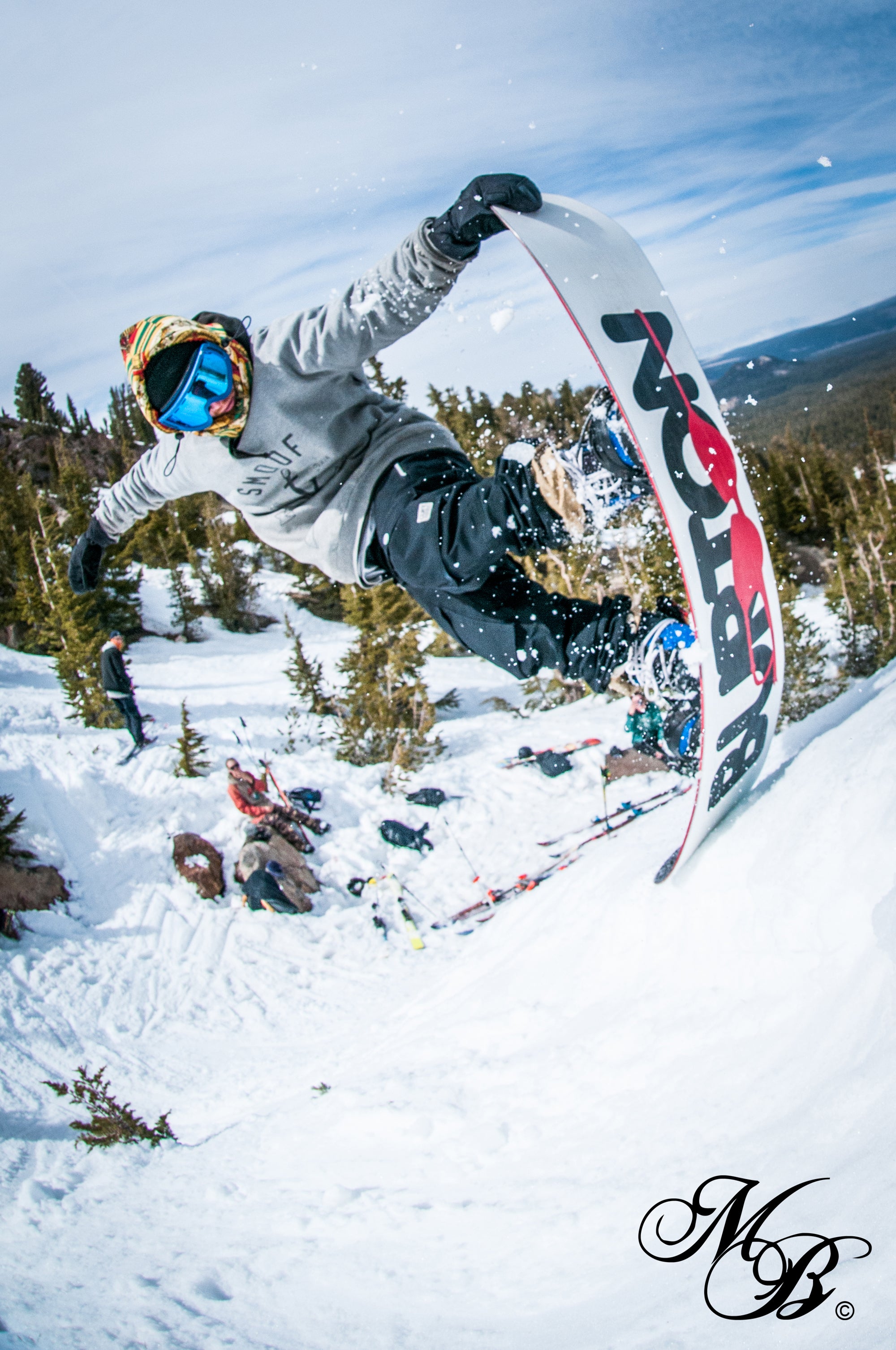 Snowboarder sur une rampe