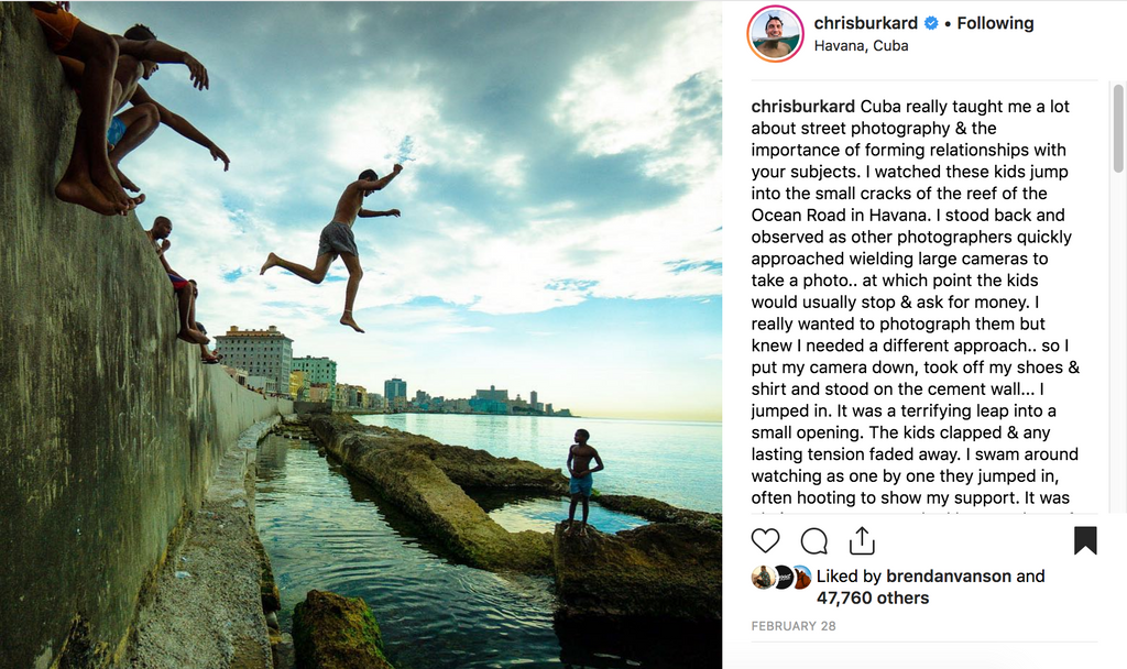 Kubanische Jungen springen von der Wand