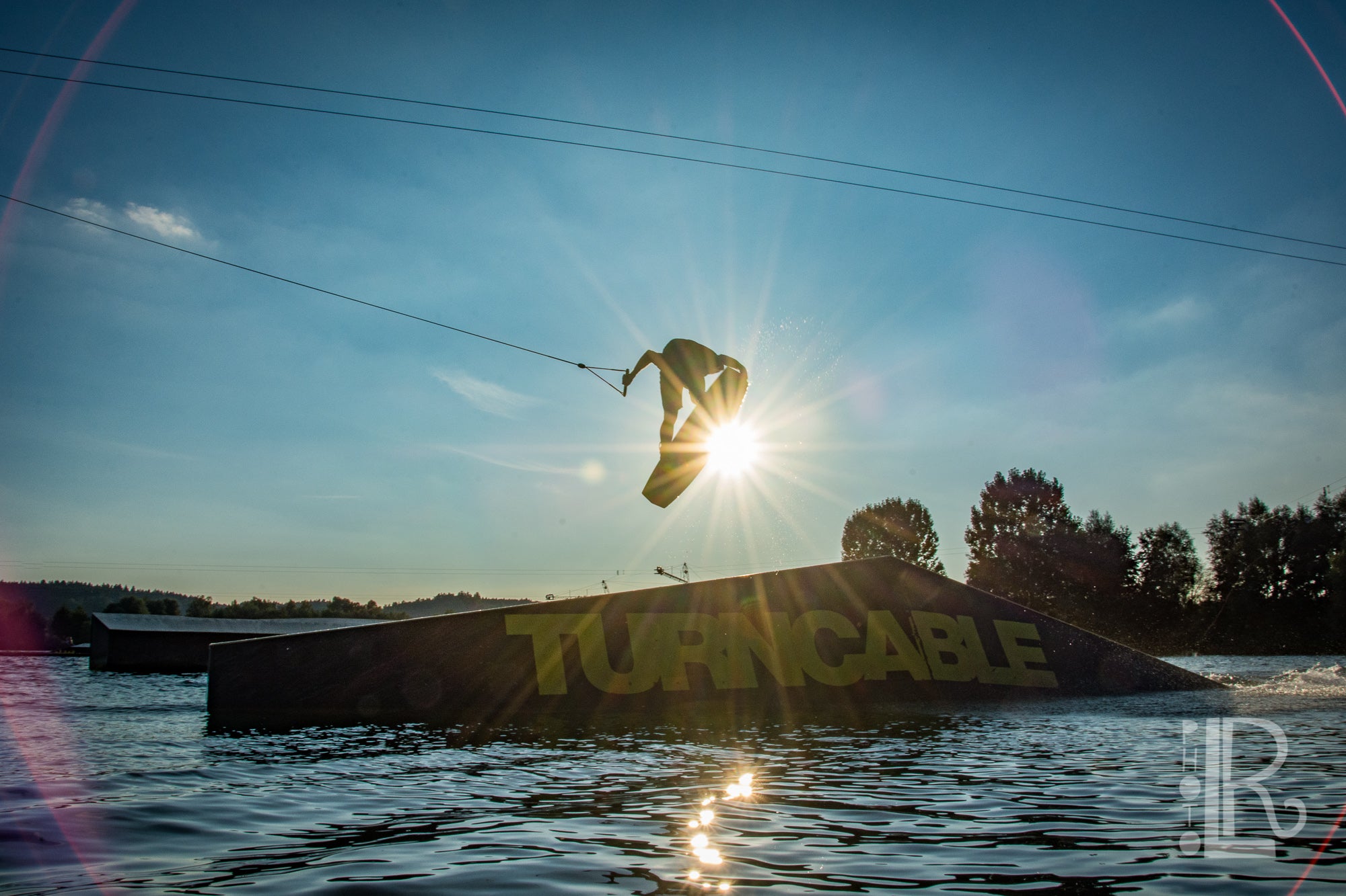 wakeboarder davanti al sole