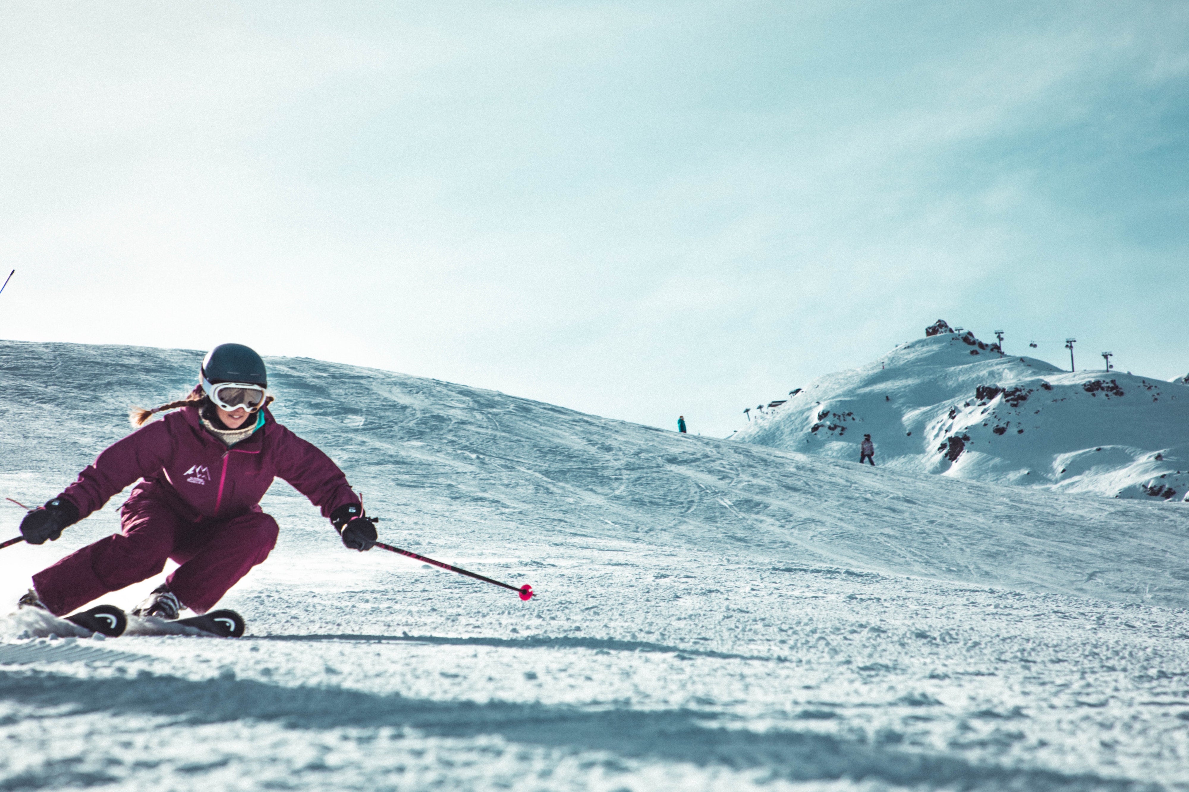 Frau, die tagsüber auf dem Berg Ski fahren