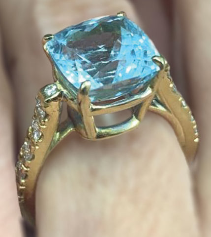 gold ring with aquamarine and diamonds