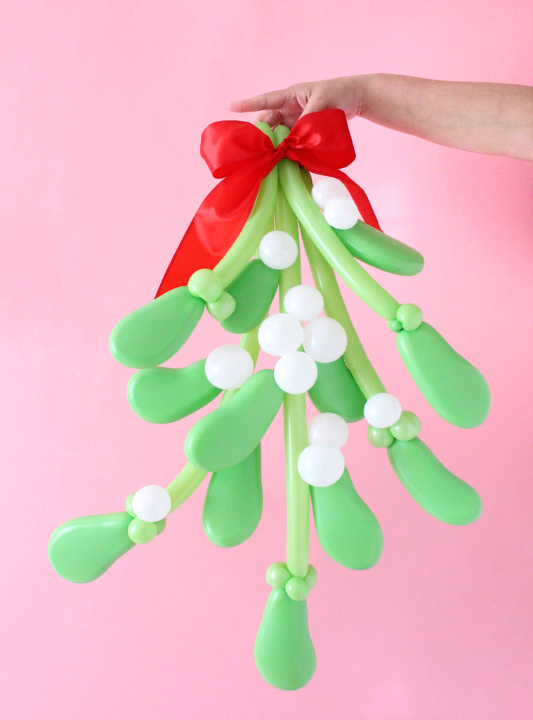 DIY Oversized Balloon Mistletoe