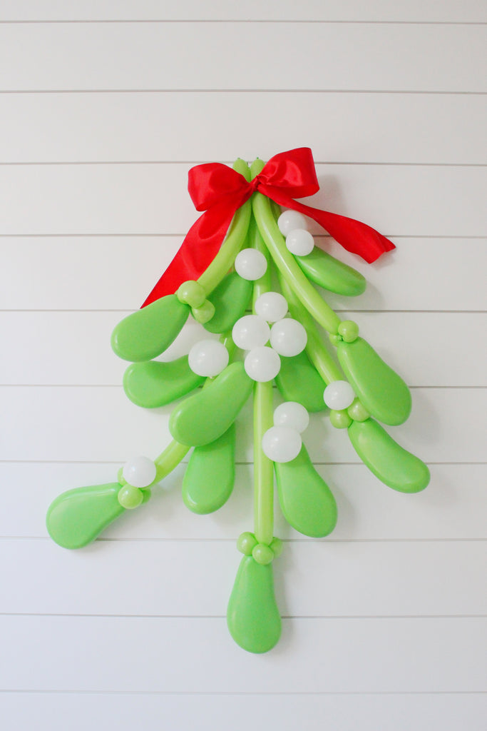 DIY Oversized Balloon Mistletoe 