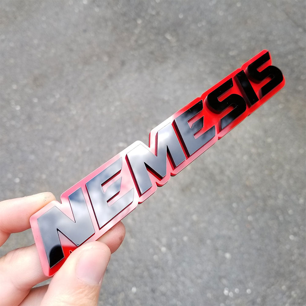 badge némésis noir et rouge personnalisé