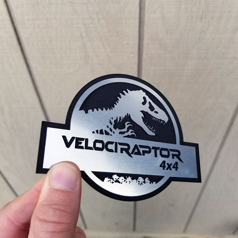 Emblème Velociraptor 4x4 en aluminium brossé