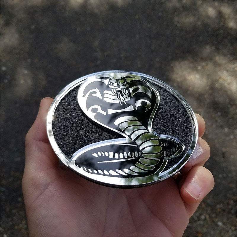 Strukturiertes rundes Kobra-Emblem aus Chrom