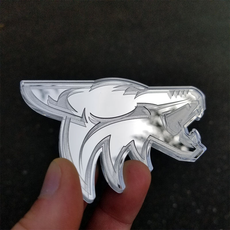 Emblem mit Coyote-Gravur in Chrom